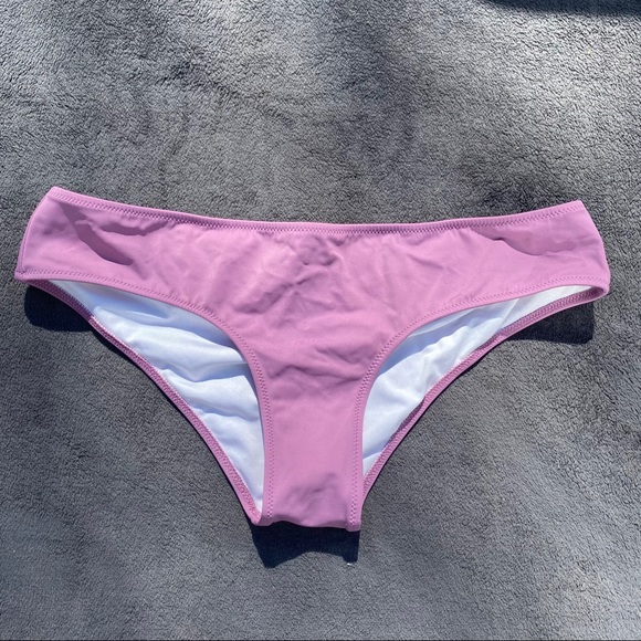 High neck bikini with complimenting bottoms - Picture 2 of 8